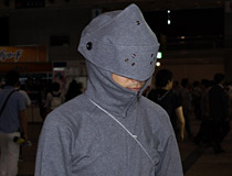 ちゃんとヘルメット部分も再現！西洋甲冑風の「アーマーパーカー」がコスパブースで先行販売！【TGS2013】