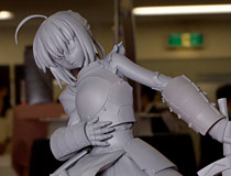 【宮沢展示会33】激しい戦闘を思わせるダメージを受けた甲冑姿のセイバーを立体化！クレイズ「Fate/stay night セイバー　戦闘Ver.」　新作フィギュア無彩色サンプル
