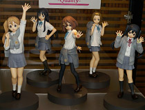 【第36回プライズフェア】バンプレストプライズ「けいおん！5thあにばーさりー♪」放課後ティータイムメンバー5人のフィギュアが勢ぞろいで展示！