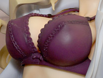 高貴な女性は座り姿も美しい。フリーイング「フリージング ヴァイブレーション エリザベス=メイブリー YシャツVer.」 新作フィギュア彩色サンプル画像レビュー