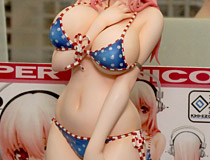 本日予約開始の新作フィギュア「すーぱーそに子 パイスラ ビキニver.」がホビー天国4階で展示！