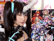 「ニコニコ超会議2015」 企業ブースで見かけたコンパニオンさんや「ペトリオットシステム発射機」「実物大イングラム」など