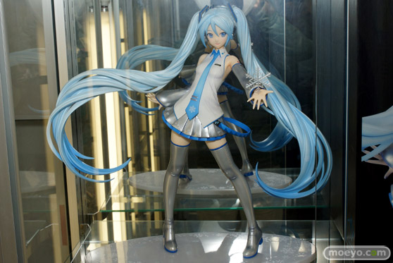 秋葉原での新作フィギュアサンプル展示の様子　ミク　そに子　ラブライブ01