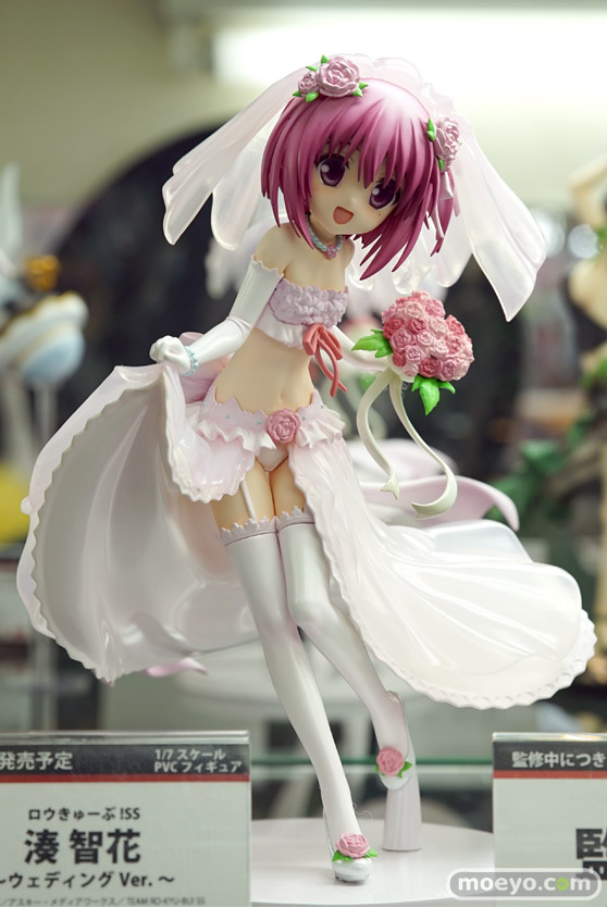 プラムの新作フィギュアロウきゅーぶ！SS 湊智花 ～ウェディングVer.～のサンプル展示の様子画像01