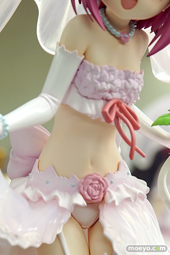 プラムの新作フィギュアロウきゅーぶ！SS 湊智花 ～ウェディングVer.～のサンプル展示の様子画像06