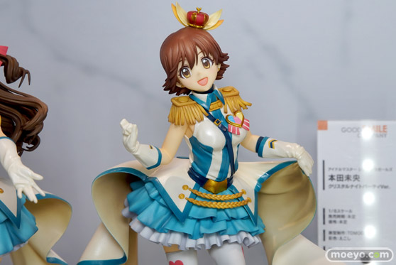 ニコニコ超会議2016のグッドスマイルカンパニーブースの新作フィギュア展示の様子画像02