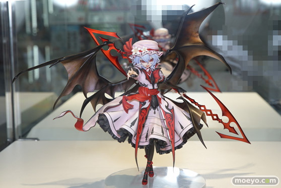 キューズQの東方Project レミリア・スカーレット［紅魔城伝説版］の新作フィギュア彩色サンプル展示の様子01