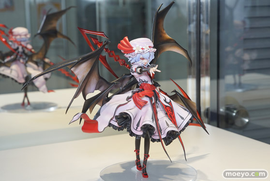 キューズQの東方Project レミリア・スカーレット［紅魔城伝説版］の新作フィギュア彩色サンプル展示の様子02