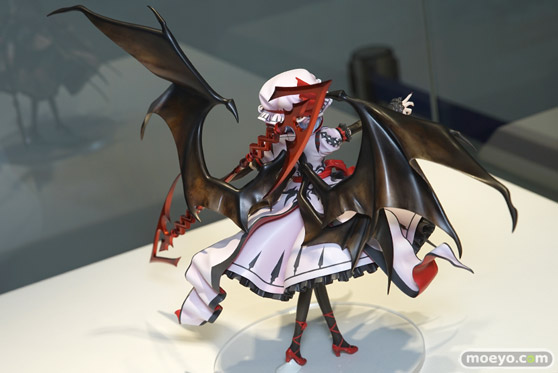 キューズQの東方Project レミリア・スカーレット［紅魔城伝説版］の新作フィギュア彩色サンプル展示の様子03