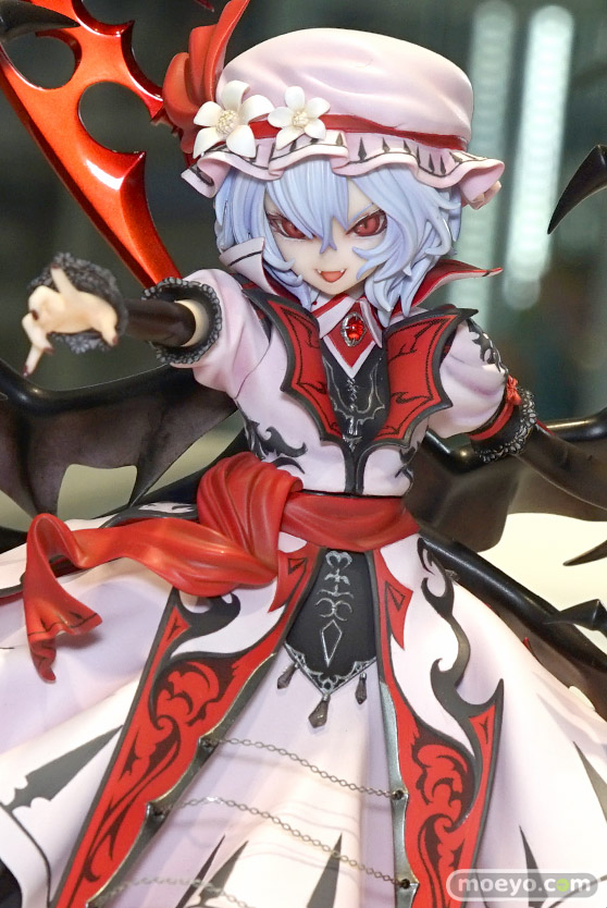 キューズQの東方Project レミリア・スカーレット［紅魔城伝説版］の新作フィギュア彩色サンプル展示の様子05