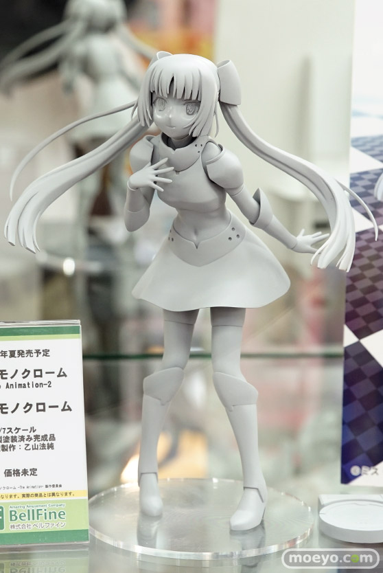 ベルファインのミス・モノクロームの新作フィギュア無彩色サンプル展示の様子01