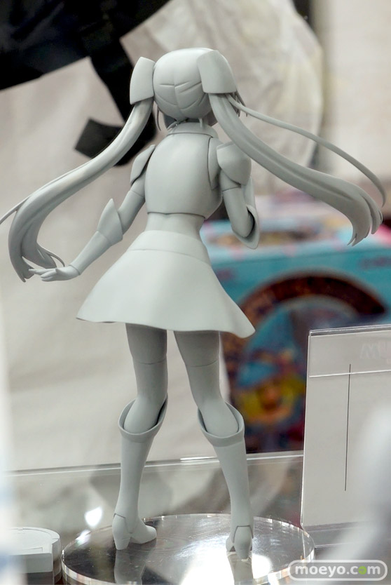 ベルファインのミス・モノクロームの新作フィギュア無彩色サンプル展示の様子03