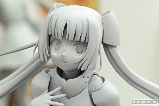 ベルファインのミス・モノクロームの新作フィギュア無彩色サンプル展示の様子06