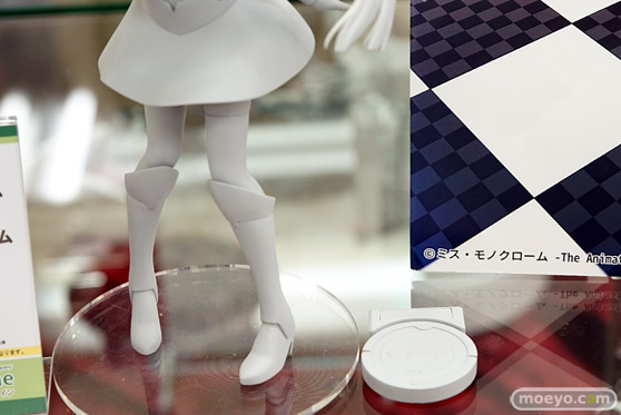 ベルファインのミス・モノクロームの新作フィギュア無彩色サンプル展示の様子08