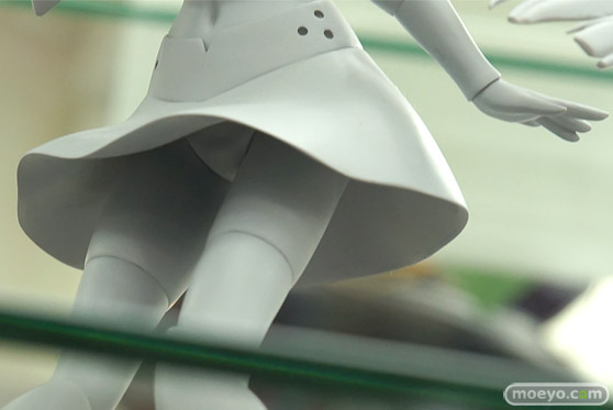 ベルファインのミス・モノクロームの新作フィギュア無彩色サンプル展示の様子09