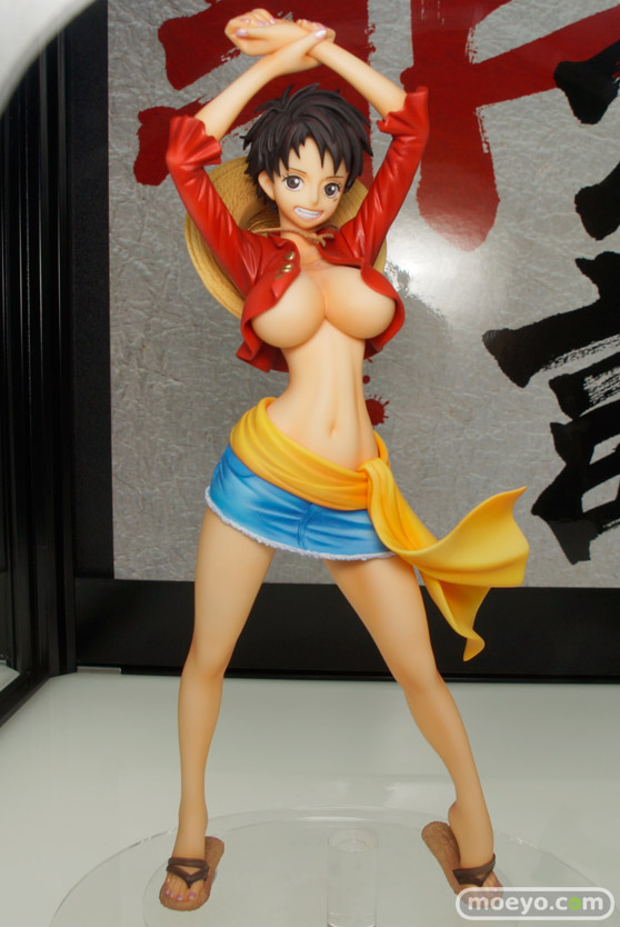 たしぎ　ナミ　ハンコックなどメガホビEXPO 2015 Springのメガハウスのワンピース新作フィギュア展示の様子08