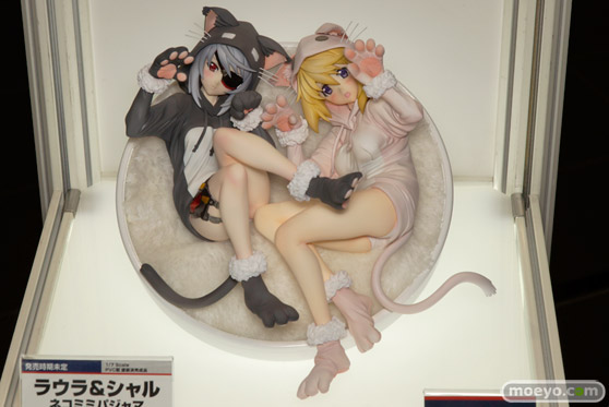 ラウラ＆シャル　安原絵麻　春日野穹　園田海未　などメガホビEXPO 2015 Springのアルターの新作フィギュア展示の様子01