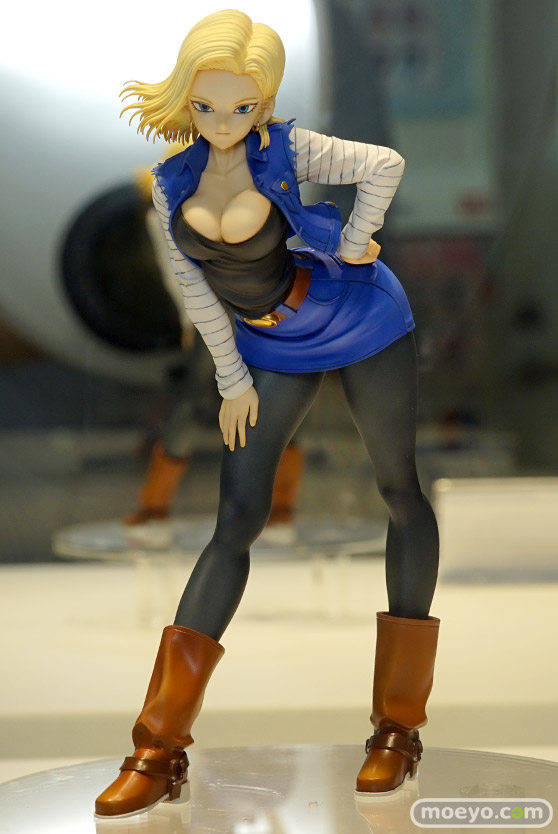 秋葉原の新作フィギュア展示の様子画像01