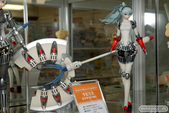 ビスマルク　白　ラビリス　など秋葉原での新作フィギュア展示の様子11