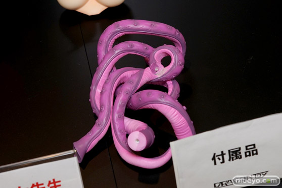 DRAGON Toy(ドラゴントイ)の新作フィギュアClosed GAME セリシア・ロックハート Pink ver.の彩色サンプル展示の様子画像 05