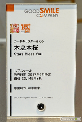 秋葉原の新作美少女フィギュア展示の様子02