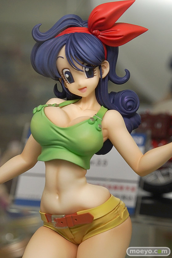 秋葉原の新作美少女フィギュア展示の様子04