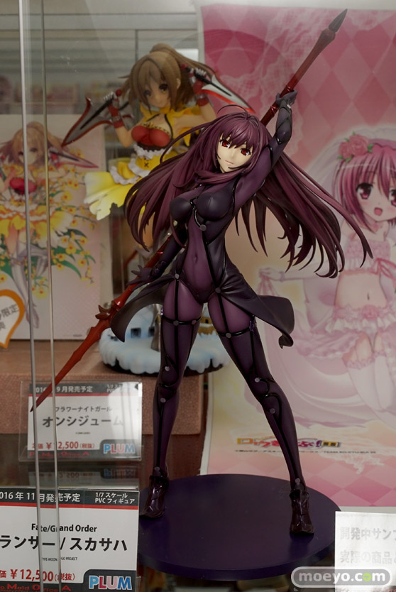 秋葉原での新作フィギュア展示の様子　おっぱいポロリ03