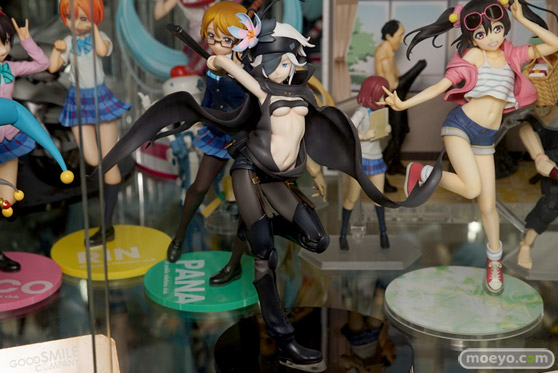 秋葉原での新作フィギュア展示の様子　おっぱいポロリ06