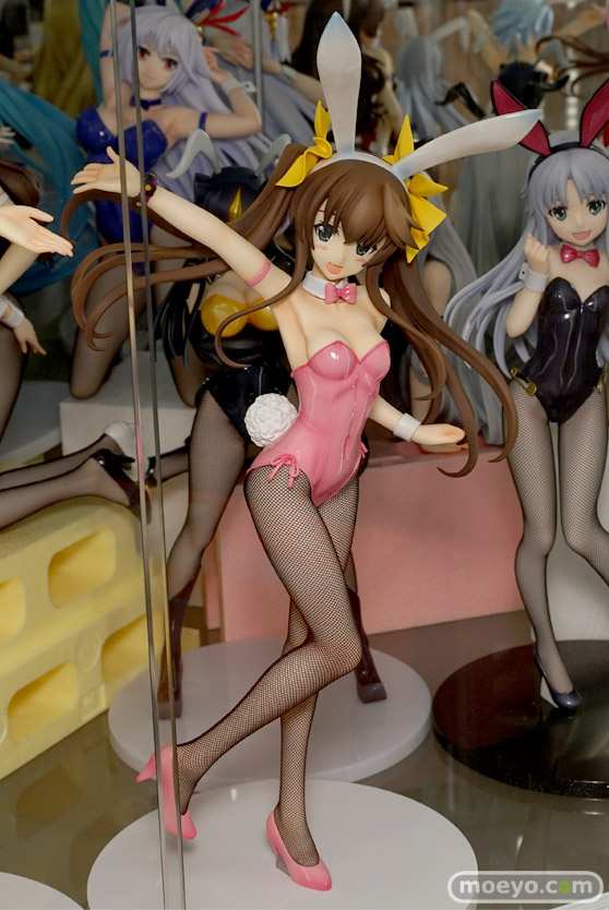 秋葉原での新作フィギュア展示の様子　おっぱいポロリ07