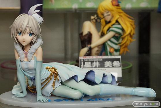 秋葉原での新作フィギュア展示の様子　おっぱいポロリ09