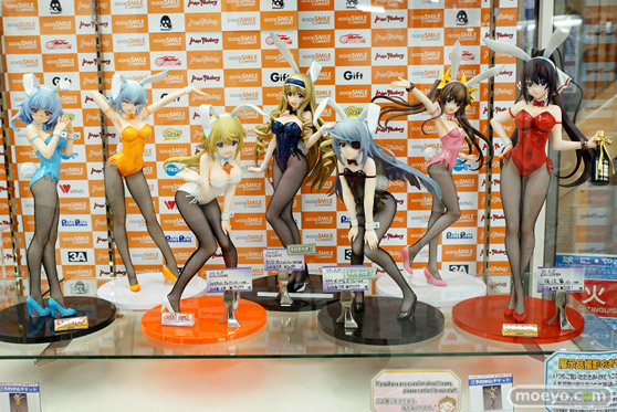 秋葉原での新作フィギュア展示の様子　おっぱいポロリ15