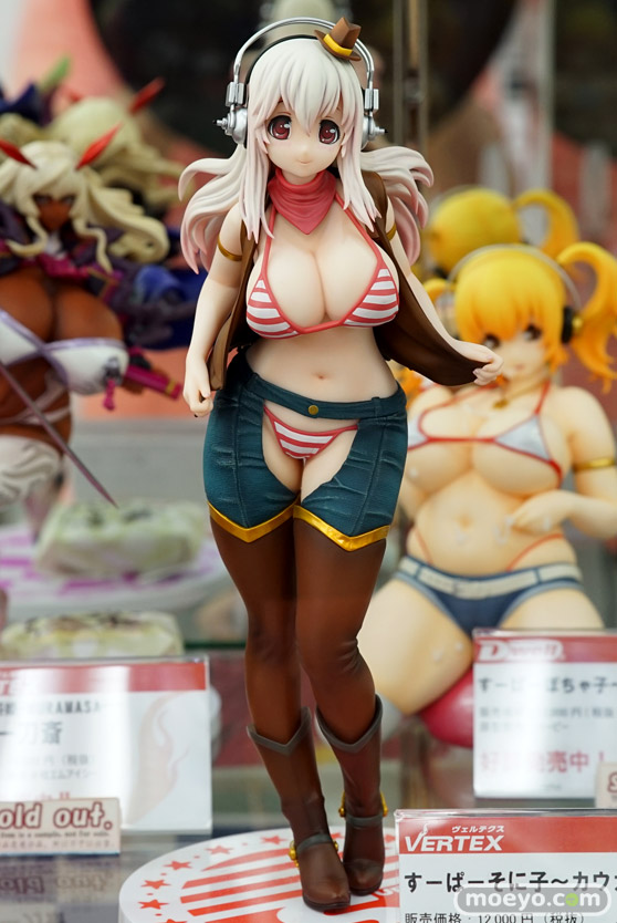 セーラームーンなど秋葉原の新作美少女フィギュア展示の様子28