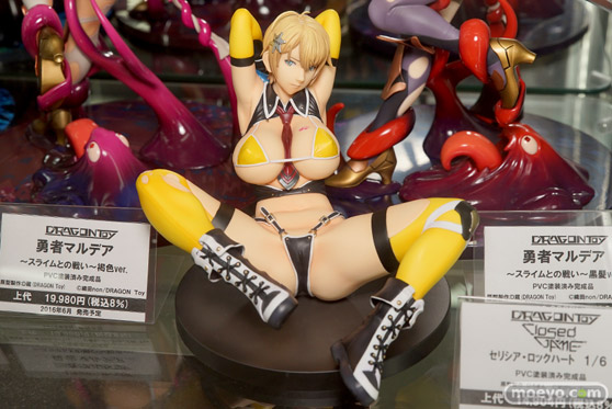 秋葉原の新作フィギュア展示の様子画像01