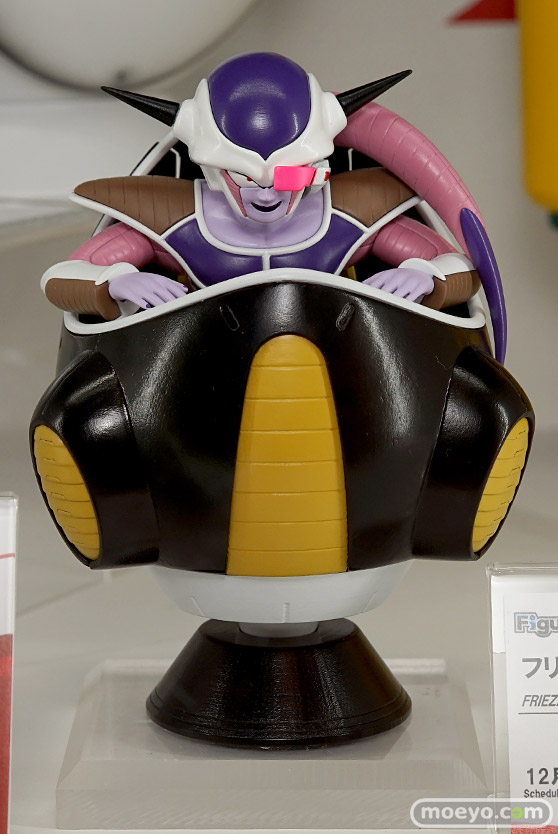 人造人間18号やフリーザの小型ポッドなど第56回ホビーショーのバンダイブースのキャラもの新作展示の様子07