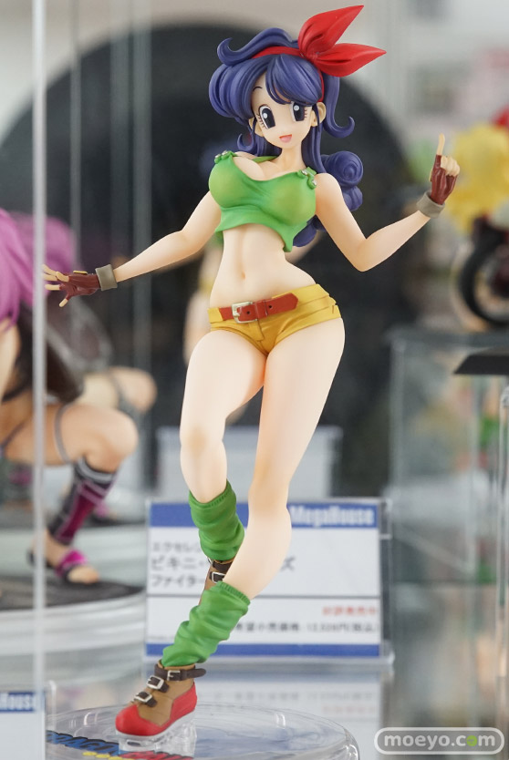 秋葉原の新作フィギュア展示の様子画像01