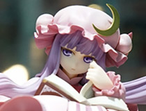 キューズQ新作フィギュア「東方Project 動かない大図書館 パチュリー・ノーレッジ」彩色サンプルがあみあみ秋葉原店で展示！