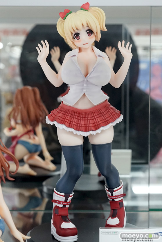 秋葉原の新作フィギュア展示の様子01