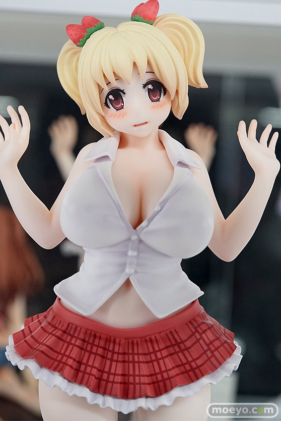 秋葉原の新作フィギュア展示の様子02