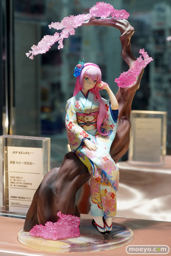 秋葉原の新作フィギュア展示の様子02