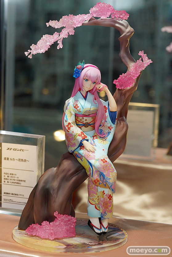 秋葉原での新作フィギュア展示の様子01