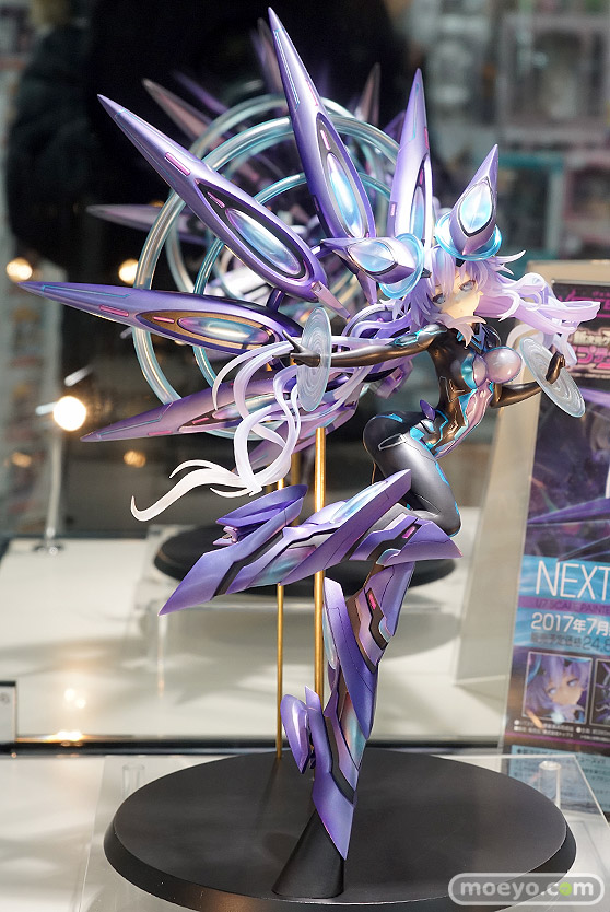 秋葉原の新作フィギュア展示の様子01