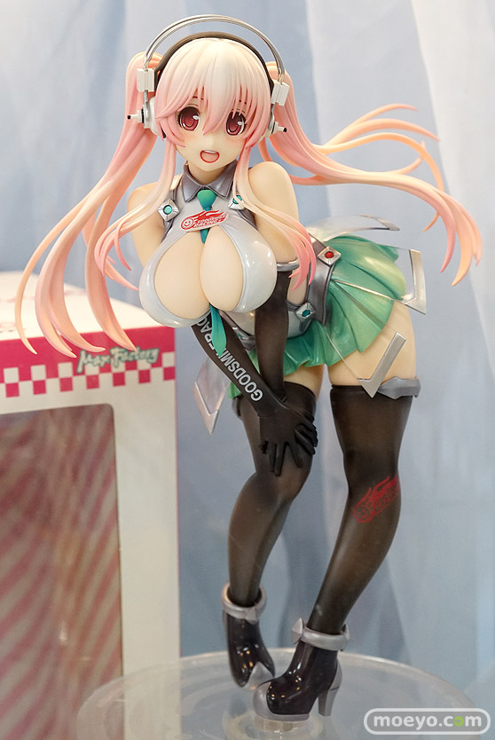 秋葉原の2017年ゴールデンウィーク中の新作フィギュア展示の様子01