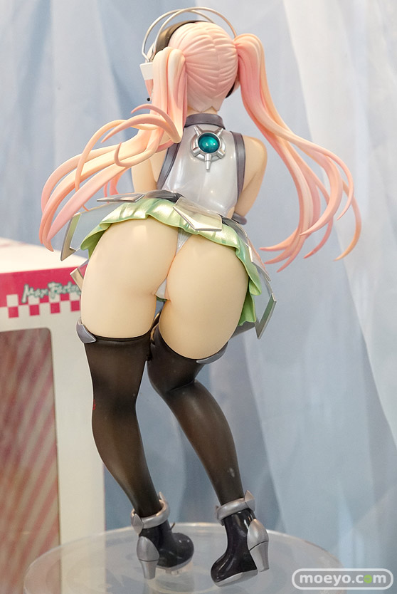 秋葉原の2017年ゴールデンウィーク中の新作フィギュア展示の様子02