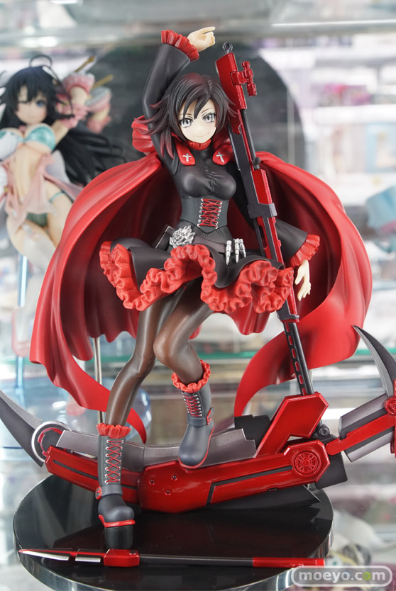 秋葉原の新作フィギュア展示の様子01