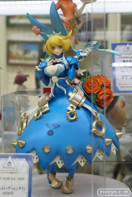 秋葉原での新作フィギュアサンプル展示の様子01