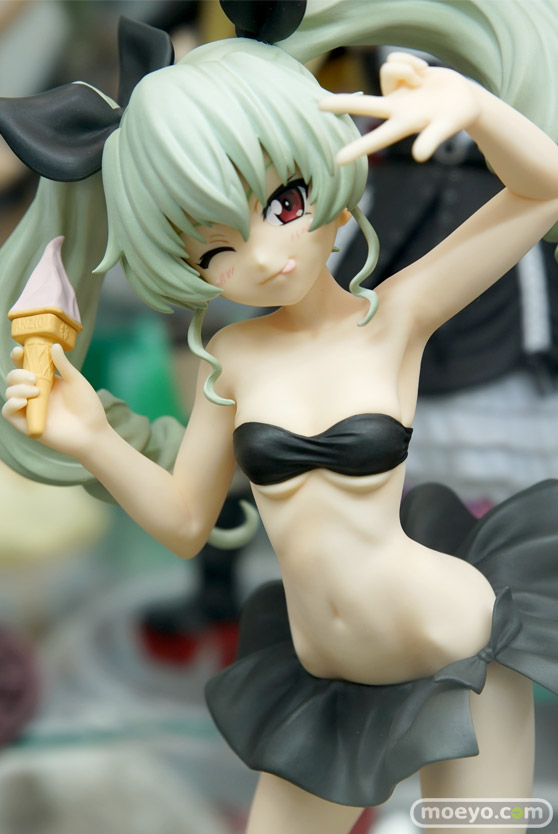 秋葉原での新作フィギュア展示の様子02