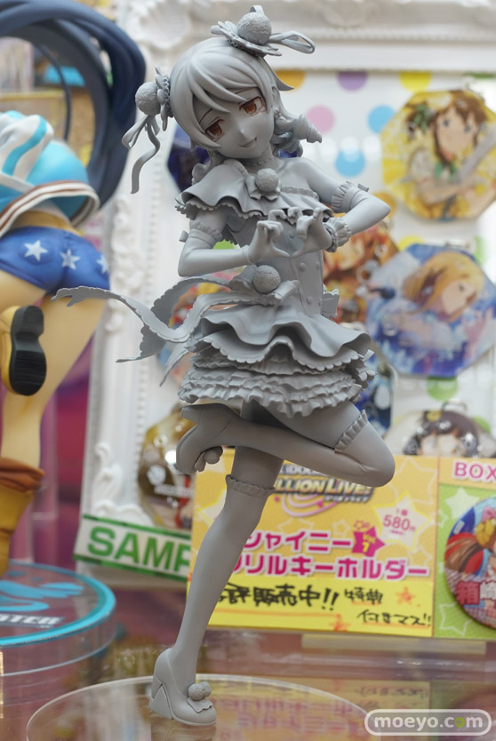 秋葉原の新作フィギュア展示の様子01