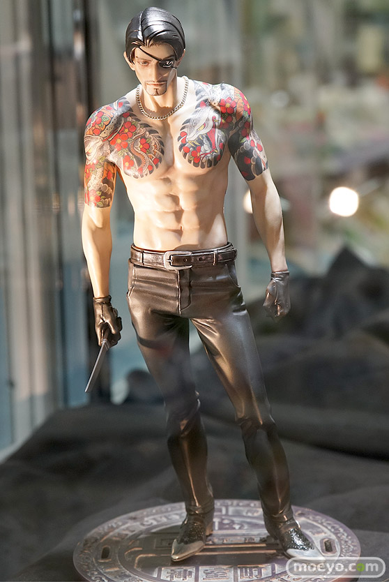 秋葉原の新作フィギュア展示の様子01