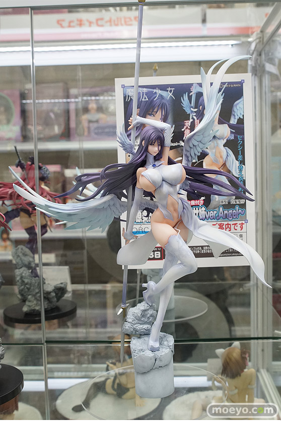 秋葉原の新作フィギュア展示の様子01