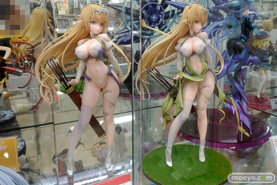 秋葉原の新作フィギュア展示の様子01